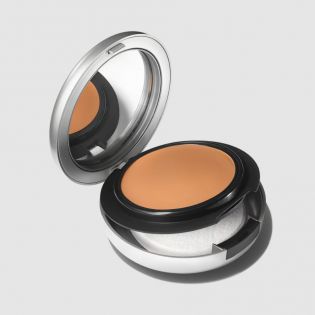 „Studio Fix Tech Cream-to-Powder Foundation“.